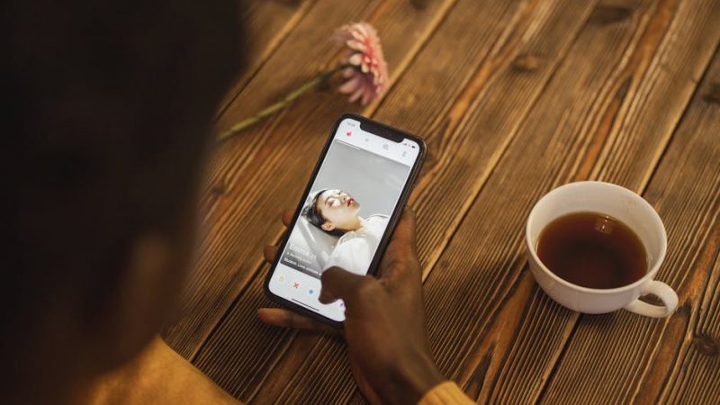 Relaciones virtuales premium en la era digital