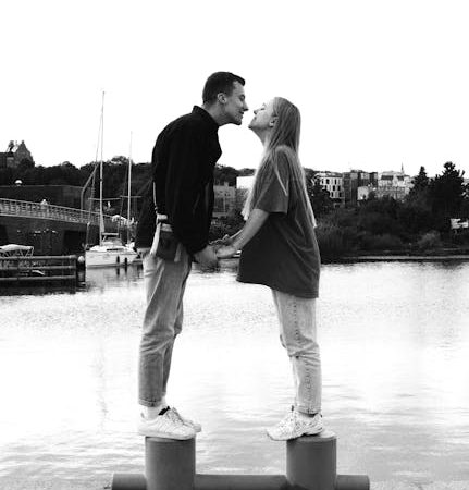 Ventajas y Desventajas de Conocer Chicos 24/7 en la Era Digital